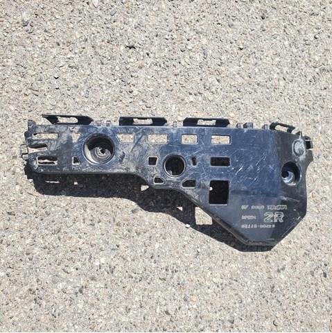 Кронштейн кріплення бампера переднього правий 5211560220 TOYOTA