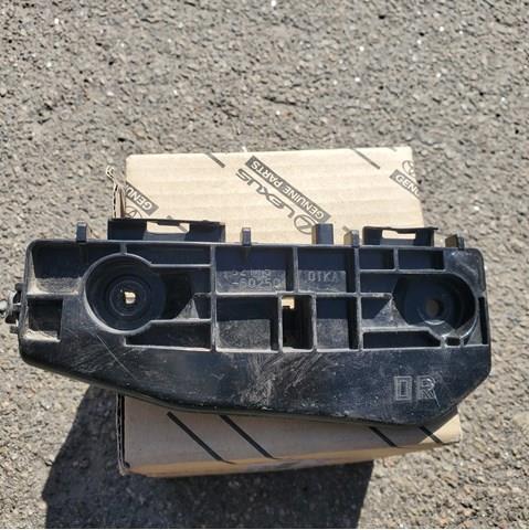 Кронштейн кріплення бампера переднього правий 5211560250 TOYOTA