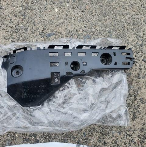 Кронштейн кріплення бампера переднього лівий 5211660270 TOYOTA