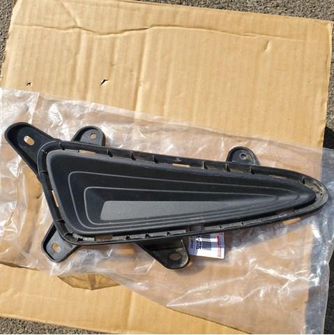 Решітка переднього бампера, права 52127F4020 TOYOTA