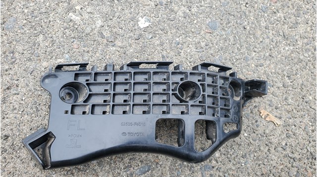 Ліве кріплення переднього бампера 52536F4010 TOYOTA