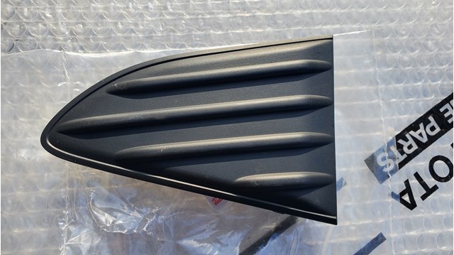 Ікло заднього бампера ліве 526820D010 TOYOTA