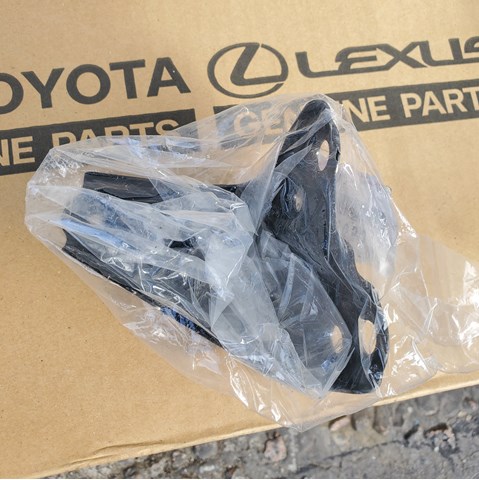 Кронштейн крила заднього 5383642030 TOYOTA
