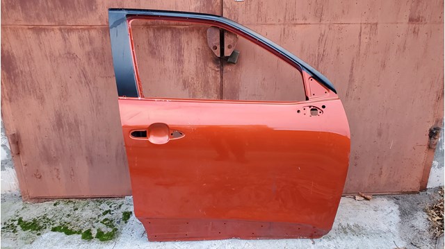 Пасажирські передні двері 67001K2011 TOYOTA