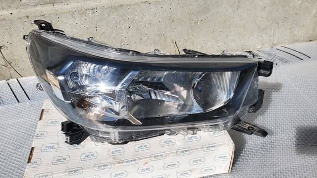 Фара комбінована, передня 811100KJ70 TOYOTA