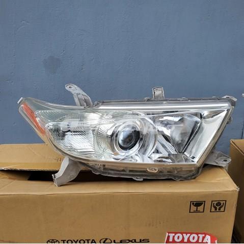 Фара основна права 8113048540 TOYOTA
