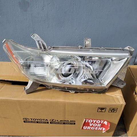 Права блок фара 8113048A30 TOYOTA
