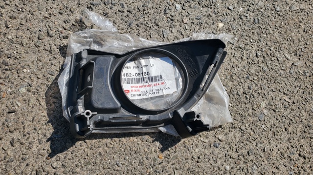 Заглушка, решітка протитуманних фар бампера переднього, ліва 814820E160 TOYOTA
