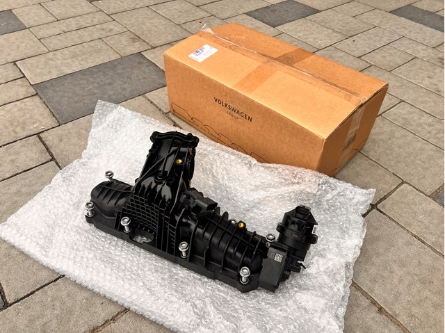 Колектор впускний 04L129709E VAG