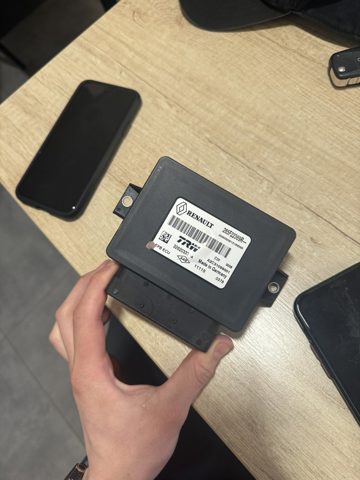 Блок керування (модуль) електромеханічного стояночного гальма 285F22369R RENAULT