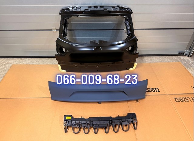 Задні двері багажника 901003261R RENAULT