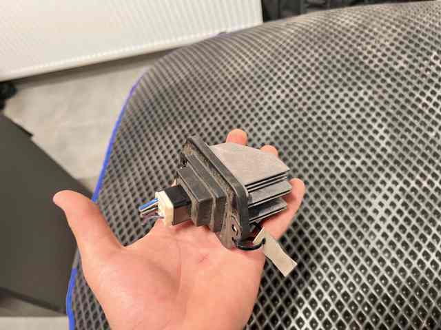 Регулятор оборотів пічки PM010010B MAZDA
