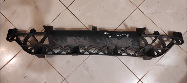 Кронштейн бампера заднього, центральний 4L0807329 VAG