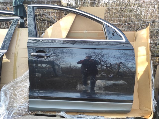 Дверка передня права 4L0831052A VAG