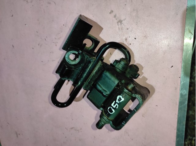 Петля заднтої двері, правої 4L0833412A VAG