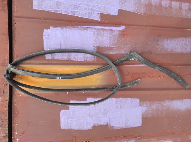 Ущільнювач дверей задніх, правих (на двері) 4L0839912 VAG
