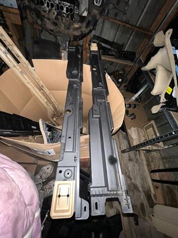 Праве кріплення переднього бампера 51457145914 BMW