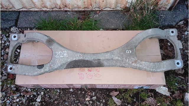 Балка задньої підвіски (підрамник) верхній 7L8512369 VAG