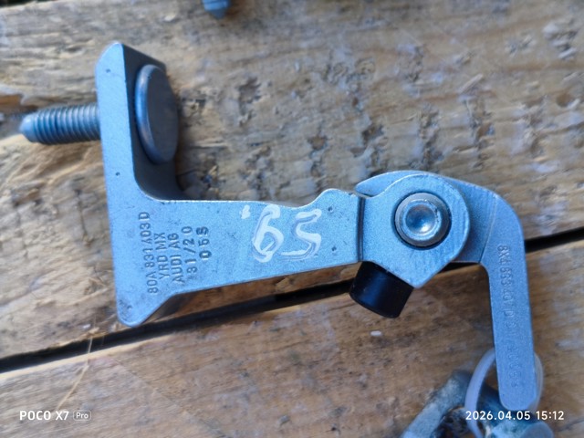 Завіса дверей передных лівих 80A831403D VAG