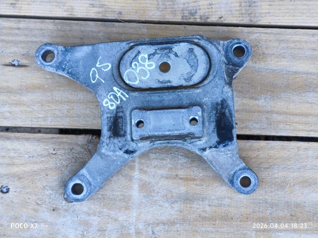 Кріплення подушки коробки передач 8W0399118C VAG