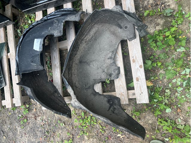 Підкрилок задній правий A2046905330 MERCEDES