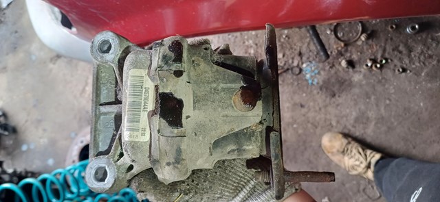 Подушка (опора) двигуна лів./прав. 04578044AE CHRYSLER