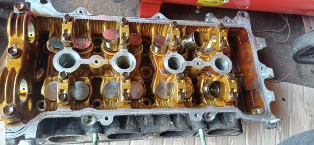 ГБЦ  двигуна Тойота Авенсіс 1