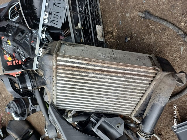 Охолоджувач наддувочного повітря 144967634R RENAULT