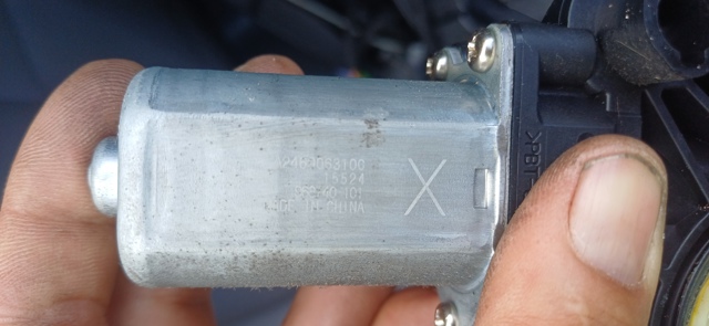 Двигун стеклопод'емника двері задньої, лівої 2469063100 MERCEDES