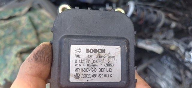 Двигун заслінки печі 4B1820511K VAG