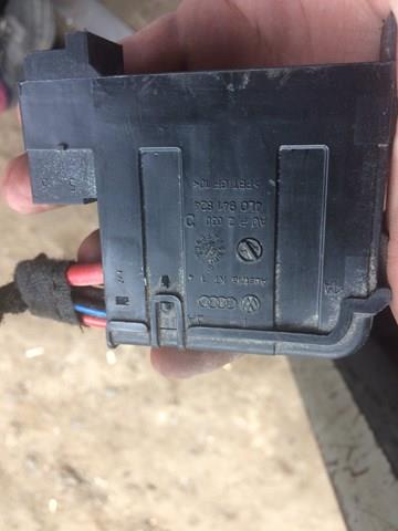 Блок запобіжників задній, салонний 4L0941824 VAG