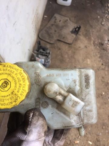 Бачок головного гальмівного циліндру 6R0611301A VAG