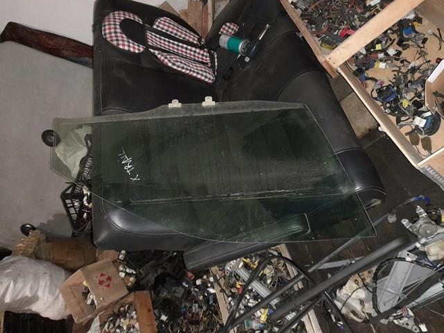 Скло пасажирських дверей 803008H300 NISSAN