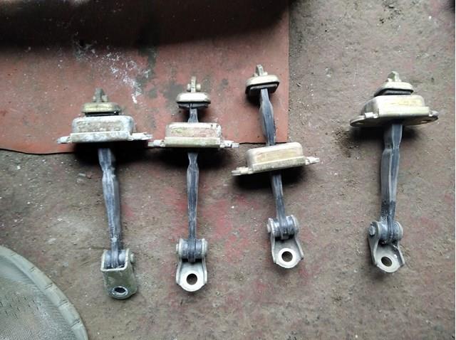 Обмежувач відкриття дверей, передній 80430AV600 NISSAN
