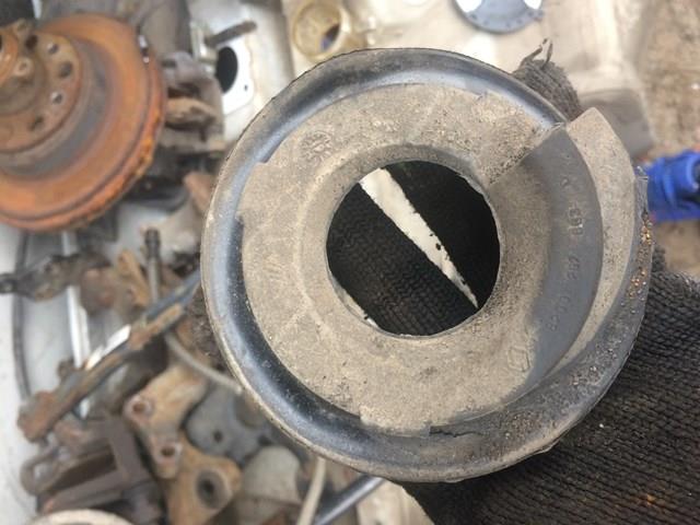 Проставка (гумове кільце) пружини задньої, верхня 8200257863 RENAULT