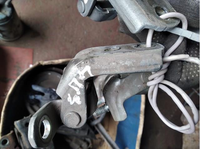 Петля заднтої двері, правої 82400AV630 NISSAN