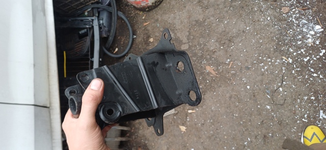 Кронштейн підсилювача переднього бампера 8P0807134 VAG
