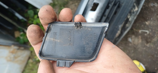 Заглушка бампера буксирувального гака, передня 8P4807241 VAG