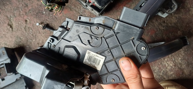 Замок задніх дверей, правих 8V4AS26412EA FORD