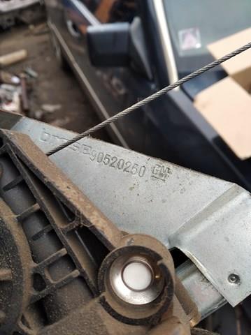 Склопідйомник задніх правих дверей 90520250 GM