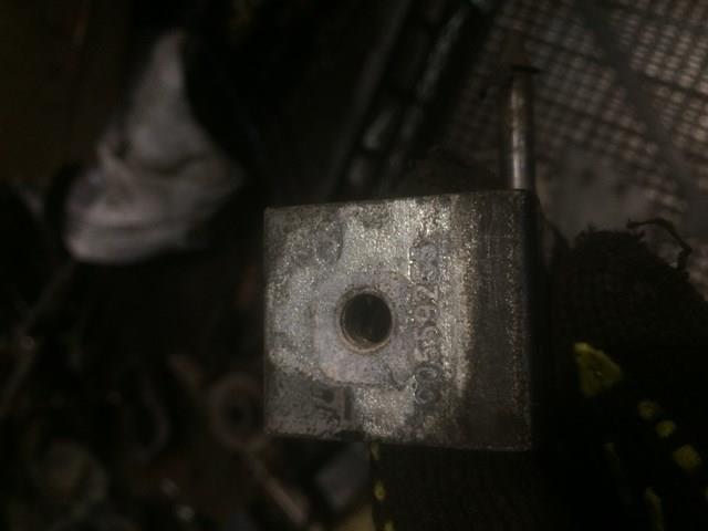 Петля задньої багажної, 3/5 -ої двері 90559255 OPEL