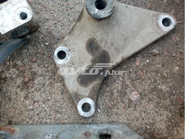 Кріплення кпп A1682420301 MERCEDES