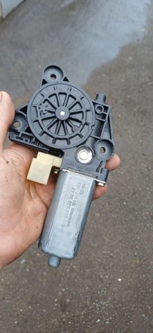 Двигун стеклопод'емника двері задньої, правої A2038203042 MERCEDES
