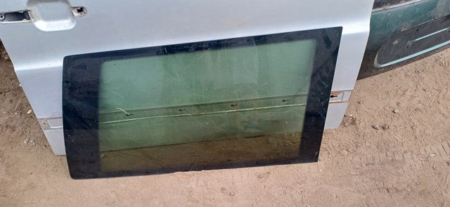Скло багажного відсіку, праве A6386741508 MERCEDES