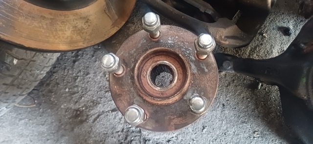 Маточина переднього колеса BJS73304X MAZDA