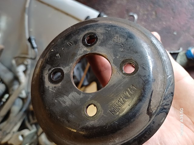 Шків водяного насоса MN176741 MITSUBISHI