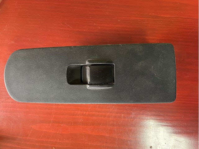 Кнопки переднього правого склопід'ємника MR587944 MITSUBISHI