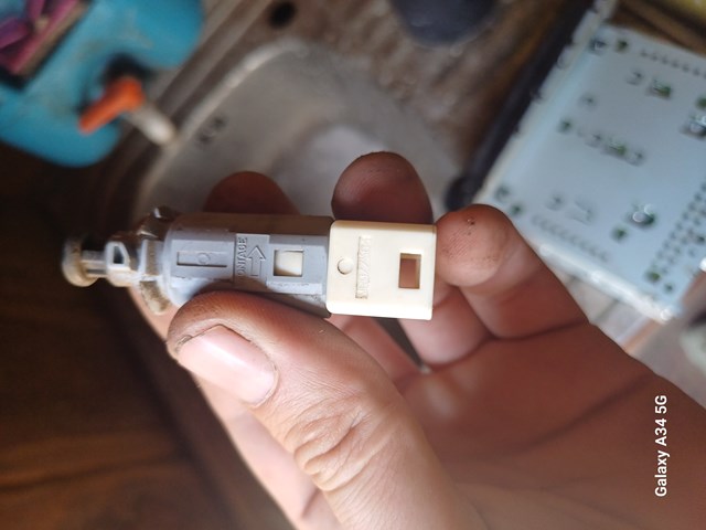 Вимикач сигналу гальмування MR977584 MITSUBISHI