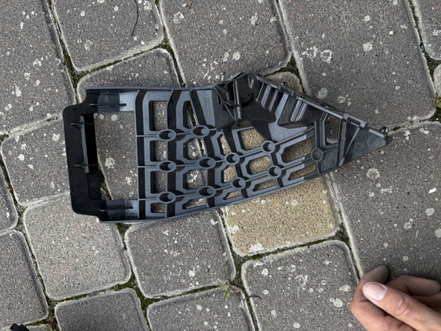 Кронштейн бампера переднього, лівий 51117421849 BMW