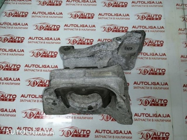 Подушка (опора) двигуна, права верхня 112101KA0A NISSAN